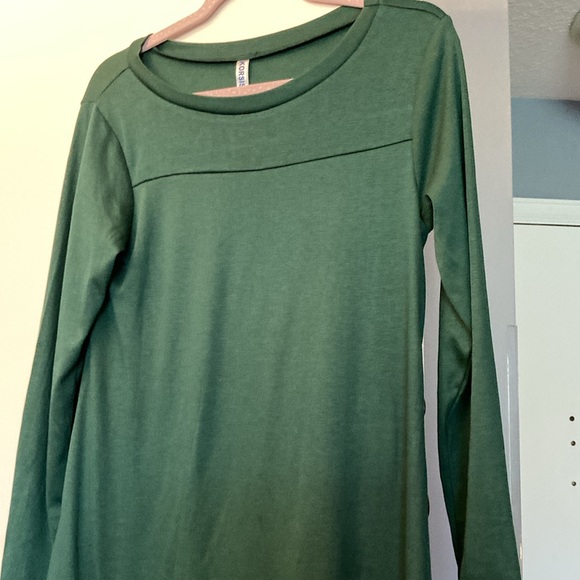 Green top - Picture 2 of 2